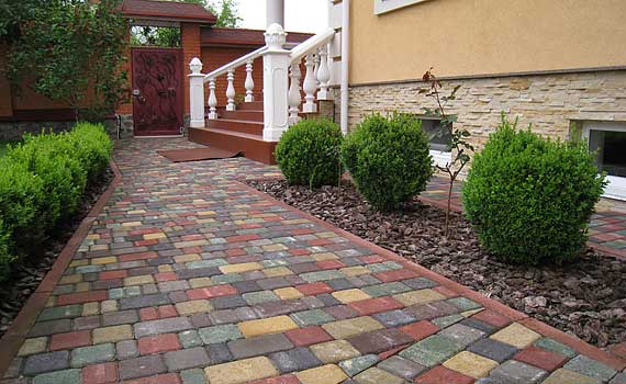 Универсальный отделочный материал – тротуарная плитка вибролитая, сухопрессованная – применяется в отделке тротуаров